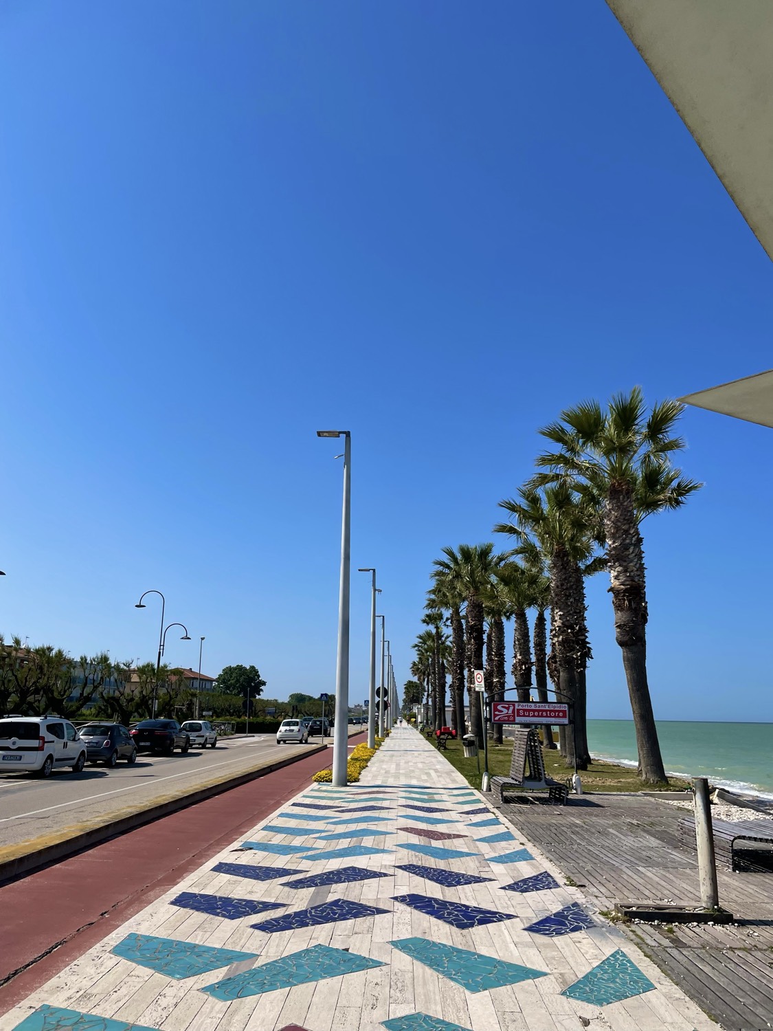 Il lungomare di Porto Sant'Elpidio con le palme e il marciapiede